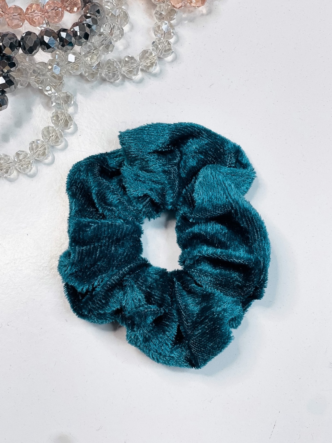 Scrunchie zamatová gumička do vlasov - zelená