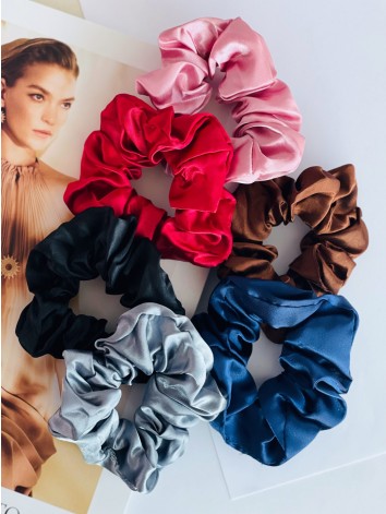 Scrunchie saténová gumička do vlasov - sivá