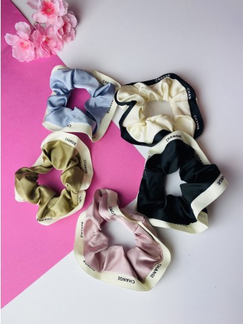 Scrunchie staroružová saténová gumička do vlasov CHANGE